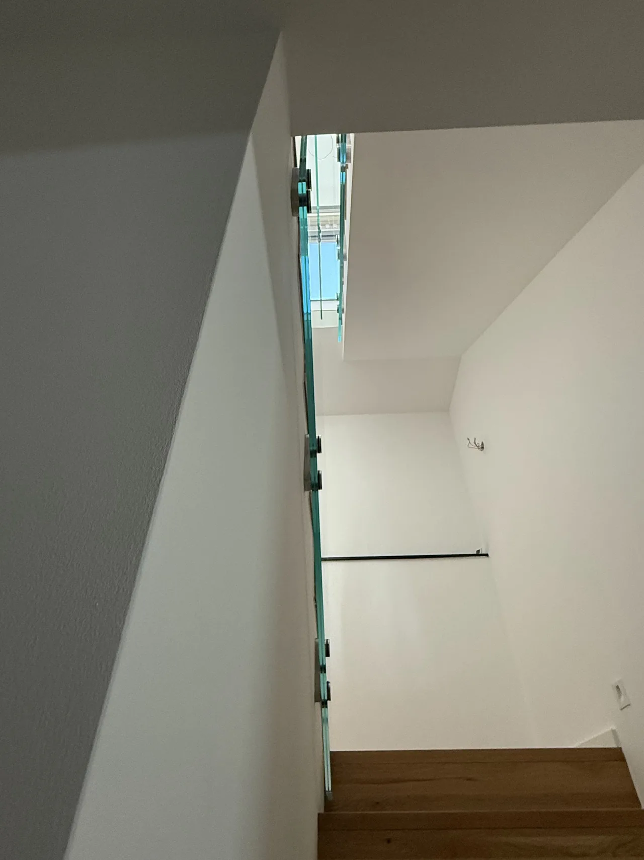 Schmale Glasabtrennung an einem Treppenaufgang, montiert von der Glaserei Kulnork